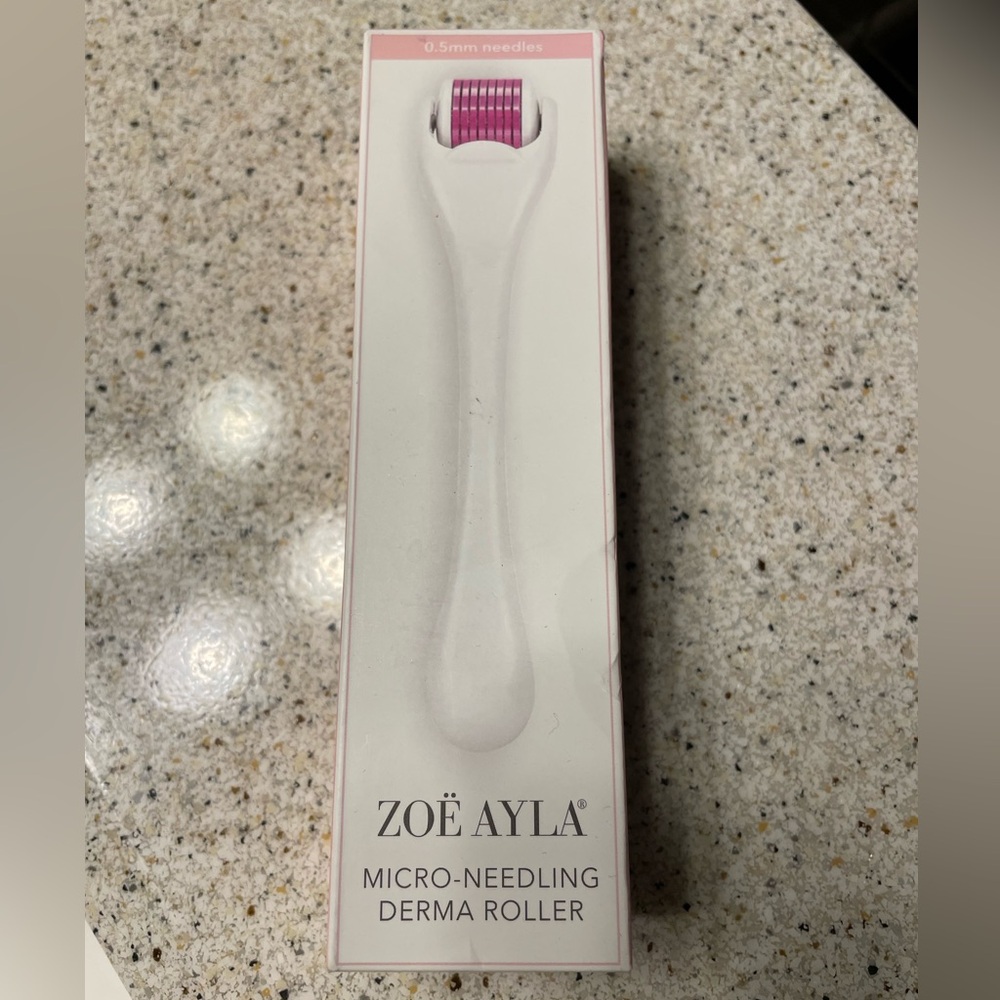 Zoë Ayla Micro-Needling Derma Roller - Pink